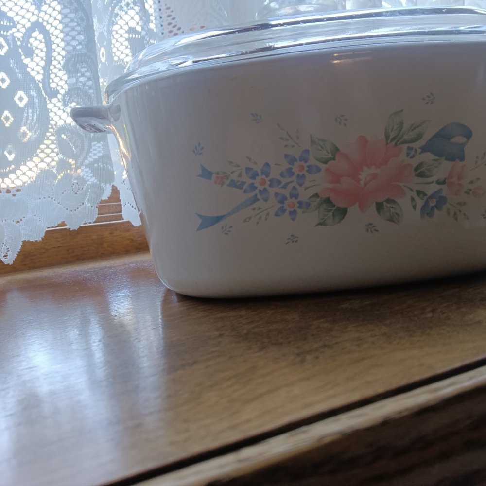 Corning 3 QT casserole dish W/ Lid- Symphony Blue Pink Floral w/ Blue Ribbon